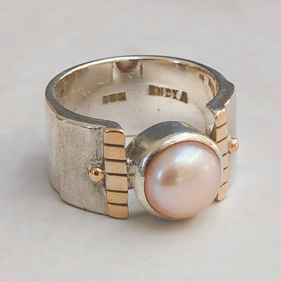 Modernist Sterling Wide-Band Pearl Ring, Two-Tone, Size 6.75 (Silpada catalog) - Picture 3 of 10